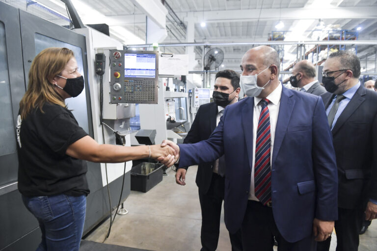 En Santa Fe, Manzur destacó el desarrollo de la industria nacional y celebró una inversión millonaria que generará empleo