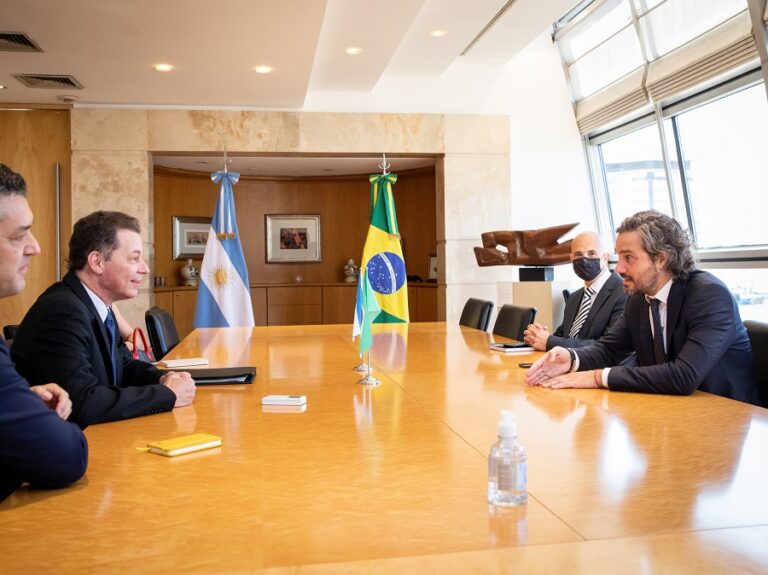 El canciller Cafiero y el embajador de Brasil firmaron un memorando de entendimiento del MERCOSUR con República Dominicana