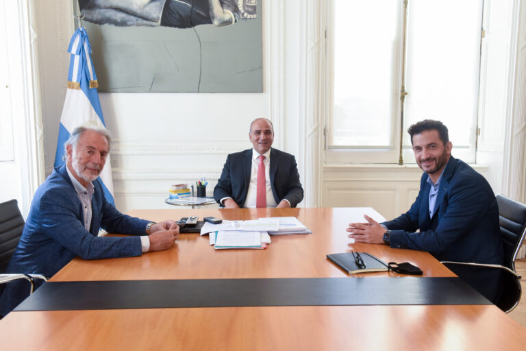 Manzur evaluó junto a Tombolini el proceso de construcción del cuarto satélite argentino