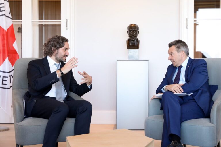 Argentina envía a cascos blancos para asistir a quienes egresan de Ucrania