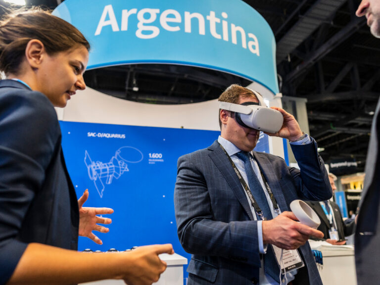 La industria satelital y aeroespacial argentina destaco su liderazgo en el mayor evento del sector