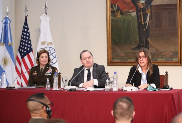 La titular de Cascos Blancos, Sabina Frederic, y la Jefa del Comando Sur de EE.UU., Laura J. Richardson, presidieron un acto de donación de insumos humanitarios para el voluntariado civil del Estado