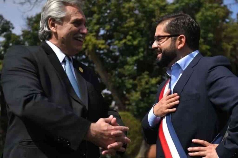 El presidente de Chile, Gabriel Boric Font, inicia hoy su visita oficial realizando, junto al canciller Cafiero, la tradicional ofrenda floral al General José de San Martín
