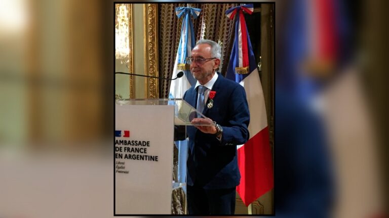 Pedro Cahn recibió la mayor distinción que otorga Francia por sus aportes sobre VIH y la Covid