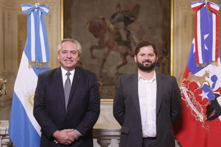 El Presidente recibió a su par chileno, Gabriel Boric, en la Casa Rosada y mantienen una reunión bilateral