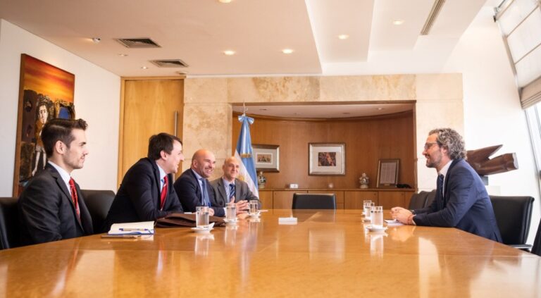 El canciller Cafiero recibió al presidente, por la parte europea, del parlamento EUROLAT en el marco de la sesión que se desarrollará por primera vez en Argentina