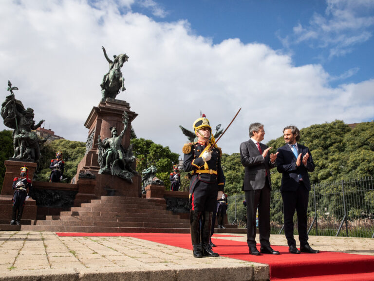El presidente de Ecuador, Guillermo Lasso, realizó junto al canciller Santiago Cafiero una ofrenda floral al General José de San Martín