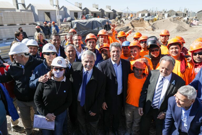 “Ponemos todo nuestro empeño en darle una mejor vida a los argentinos y las argentinas”, dijo el Presidente en San Juan al recorrer y entregar viviendas