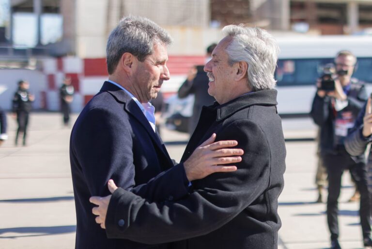 El Presidente llegó a San Juan donde recorrerá y entregará viviendas junto al gobernador Uñac