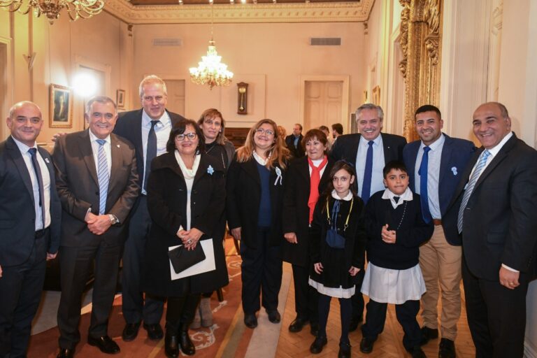 El Presidente encabezó la firma de un convenio para sumar horas de clase en la provincia de Tucumán