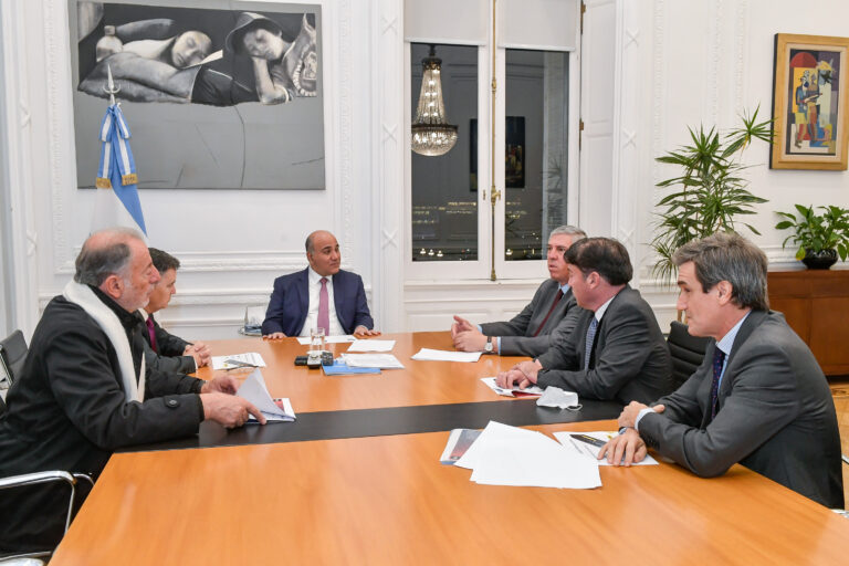 Manzur recibió a directivos de Renault, que ratificaron el compromiso con la movilidad sustentable