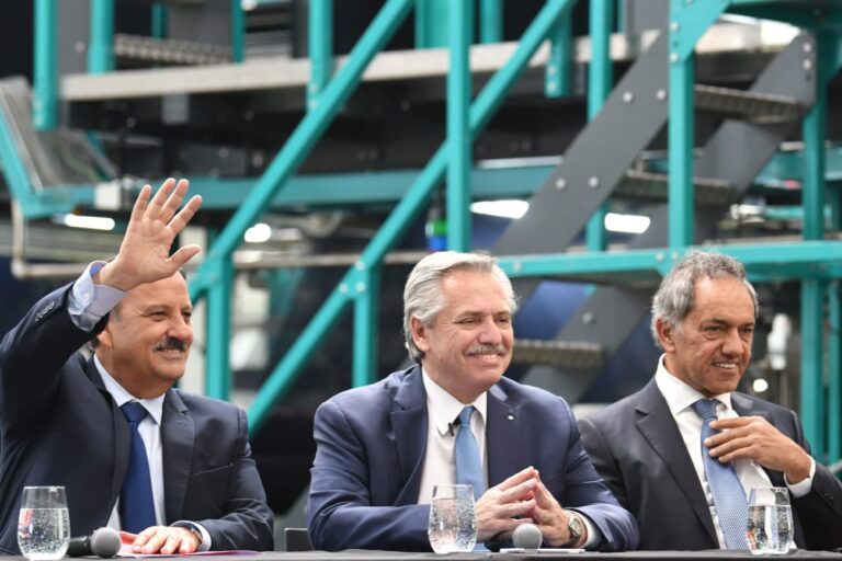 La Rioja: El Presidente visitó un parque eólico, recorrió la ampliación de una fábrica textil e inauguró una planta de tejidos