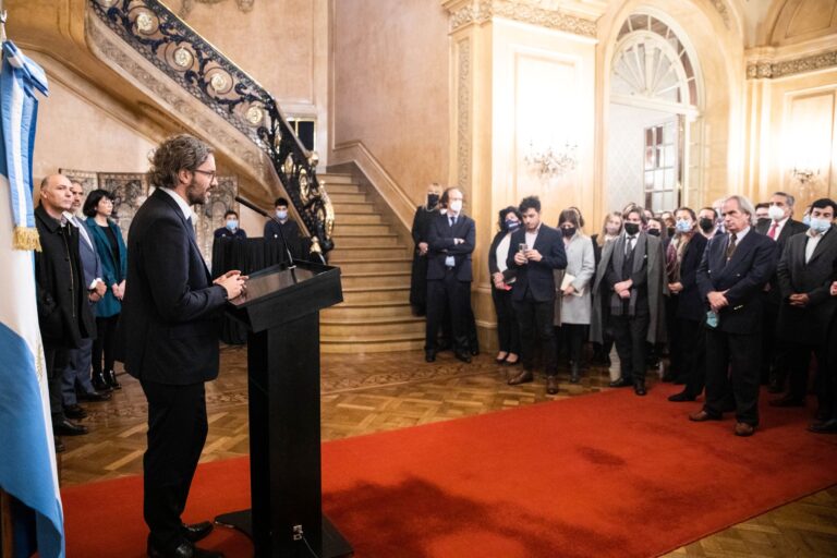 Cancillería presentó una muestra de documentos históricos sobre la Cuestión Malvinas
