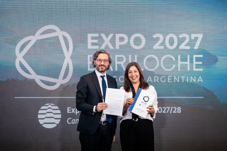 EL CANCILLER CAFIERO Y LA GOBERNADORA ARABELA CARRERAS LANZARON LA CANDIDATURA DE BARILOCHE PARA SER SEDE DE LA EXPOSICIÓN ESPECIALIZADA 2027