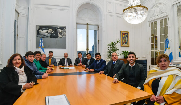 Obras y soluciones para el interior profundo: Manzur recibió a intendentes salteños en Casa Rosada