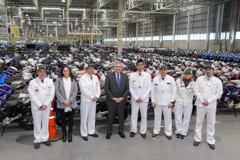 El Presidente visitó la planta de Honda Argentina que alcanza la producción de 1.200.000 motos de industria nacional