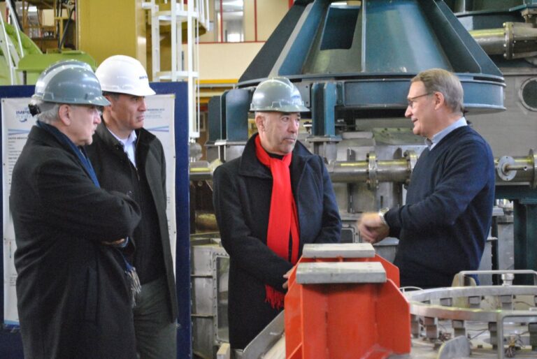 Los embajadores argentinos en Venezuela y Ecuador visitaron la sede de IMPSA, que trabaja proyectos con ambos países