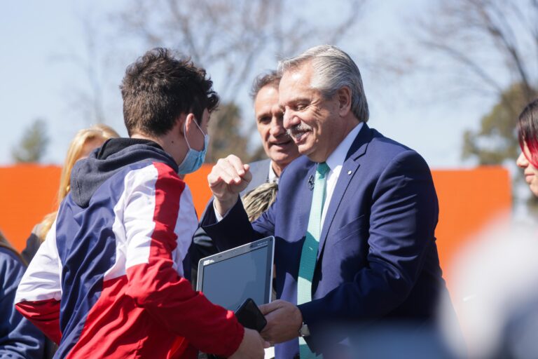El Presidente entregó más de 1.000 netbooks de Conectar Igualdad en San Martín