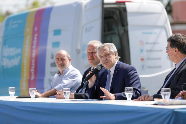 Alberto Fernández: “Llevamos entregados casi 12 millones de libros y aspiramos a entregar 36 millones en todos los niveles”