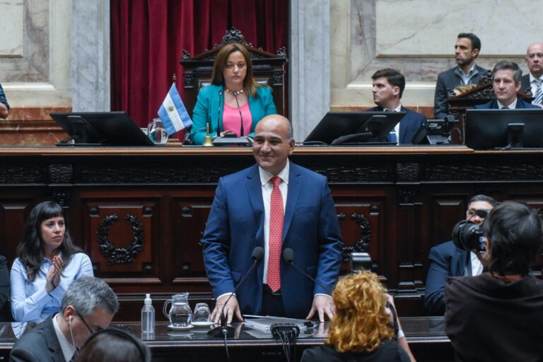 En la Cámara de Diputados, Manzur reafirmó un fuerte llamado al diálogo para fortalecer la paz social