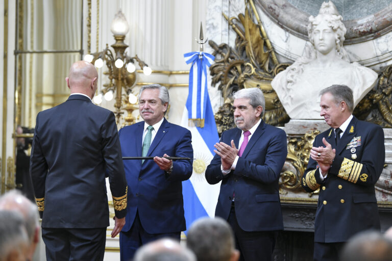 El Presidente Alberto Fernández entregó sables a oficiales ascendidos de las Fuerzas Federales