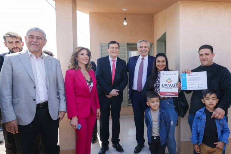 “La Argentina es una y no puede haber regiones más beneficiadas que otras”, dijo el presidente al entregar 800 viviendas en Santiago del Estero