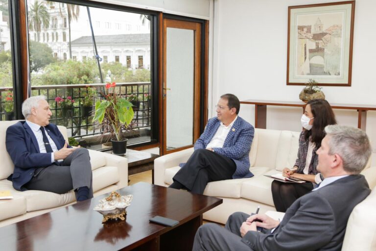 Alcalde de Quito se comprometió a restituir el busto de Néstor Kirchner que había sido quitado en 2018