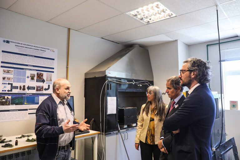 Cafiero y Grossi visitaron INVAP y la CNEA a 40 años de la puesta en funcionamiento de reactor nuclear de investigación RA-6