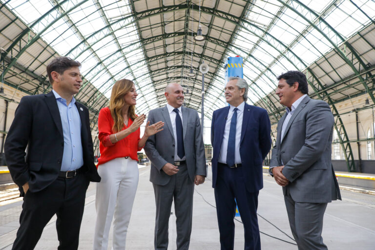 El presidente inauguró la renovación del techo vidriado de la estación de trenes en la ciudad de la Plata