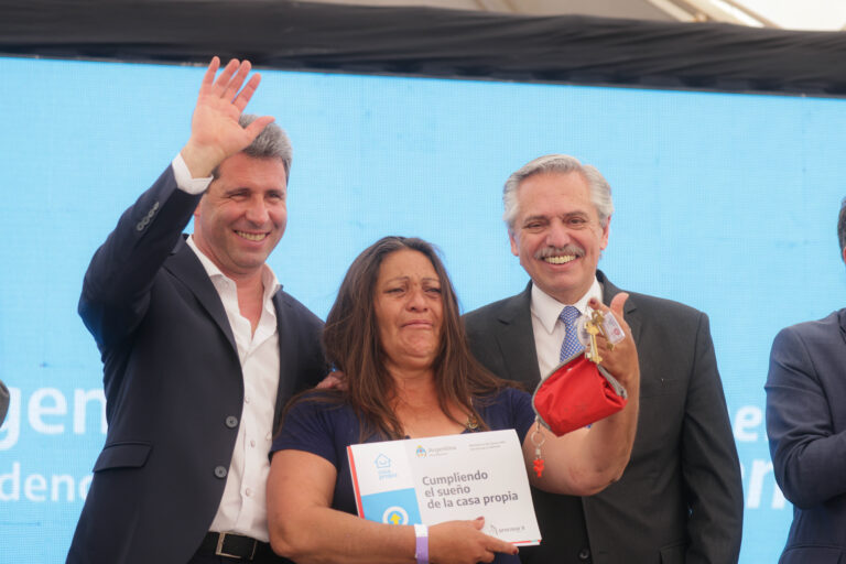 ”La política no tiene sentido si no la hacemos para mejorar la vida de nuestros pueblos”, dijo el Presidente al entregar 837 viviendas en San Juan