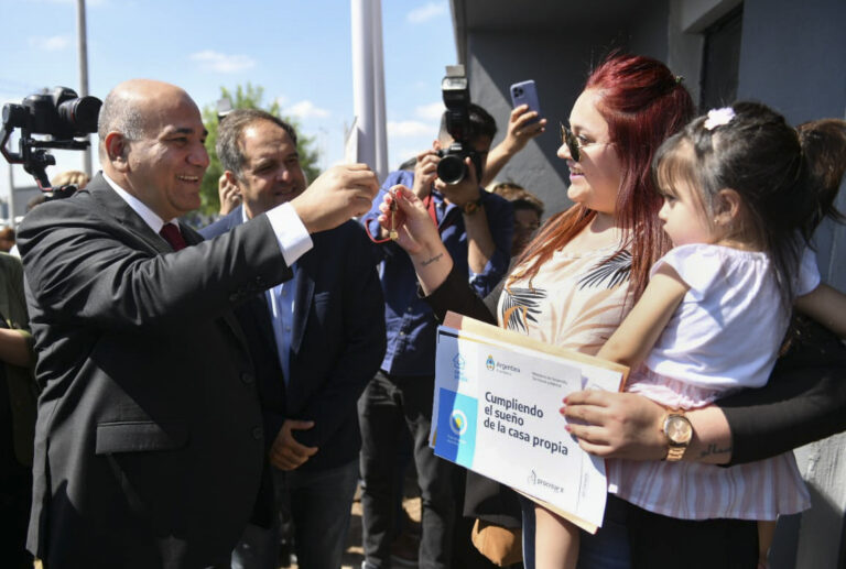 <strong>Juan Manzur: “Con el apoyo del Gobierno Nacional, Tucumán sigue avanzando en materia de acceso a la vivienda”</strong>