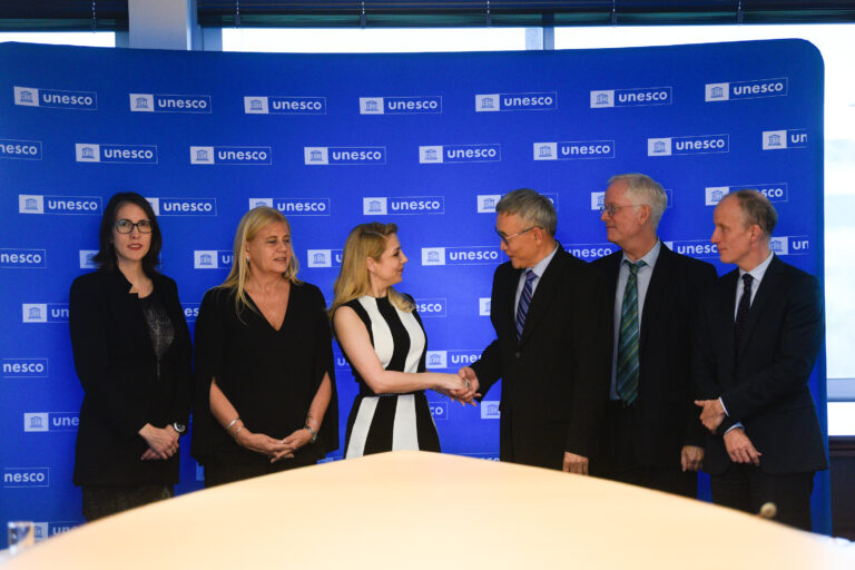 FABIOLA YAÑEZ SE REUNIO CON LA UNESCO PARA COORDINAR Y FORTALECER ACCIONES GLOBALES CONTRA EL BULLYING