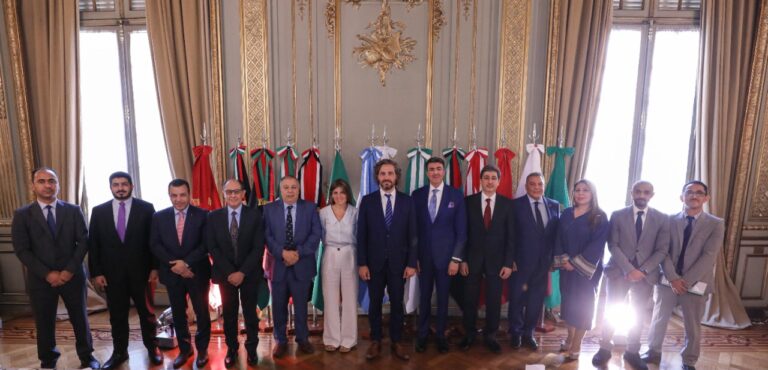 Cafiero remarcó el potencial argentino como proveedor de alimentos y energías con los embajadores de la Liga de Estados Árabes