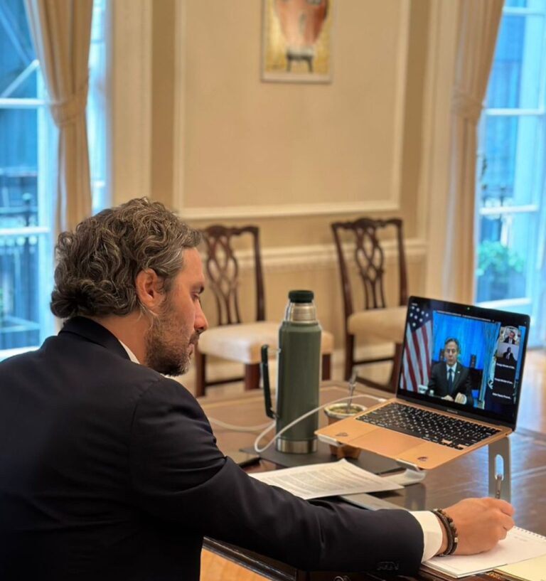 Cafiero destacó en un encuentro con Zelenzky y Blinken que “el mundo quiere la paz en Ucrania”