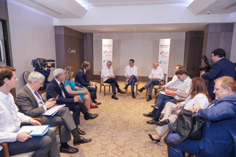 <strong>Alberto Fernández se reunió con Pedro Sánchez en República Dominicana</strong>