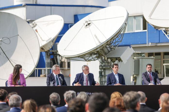 El Presidente acompañado por el jefe de Gabinete, Agustín Rossi; el ministro de Interior, Eduardo “Wado” De Pedro; la secretaria de Innovación Pública, Micaela Sánchez Malcolm; y el presidente de ARSAT, Facundo Leal.