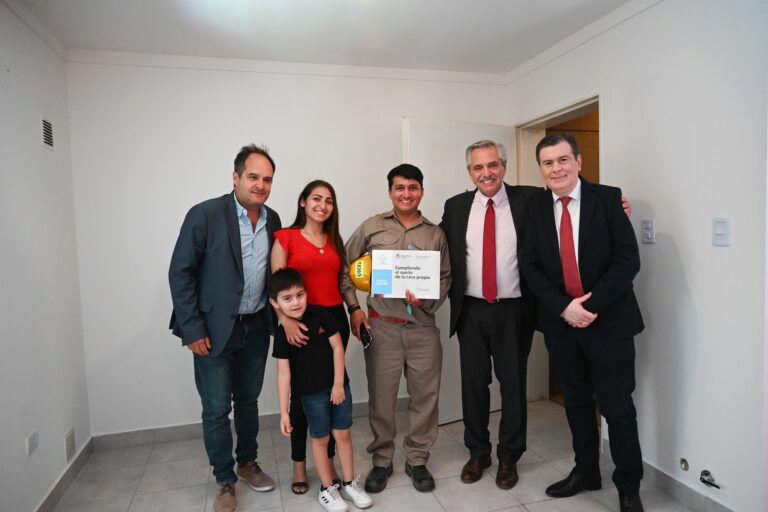 El presidente entregó en Santiago del Estero la vivienda 100 mil de la gestión
