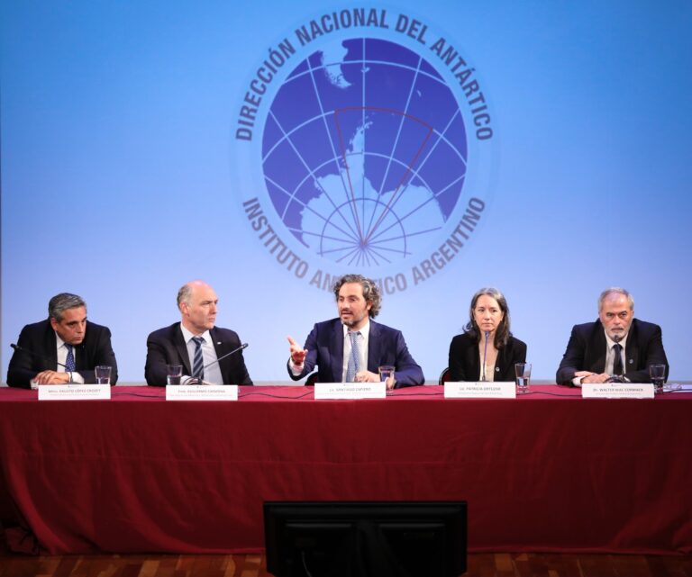 Cafiero encabezó el acto por los 72 años de la creación del Instituto Antártico Argentino