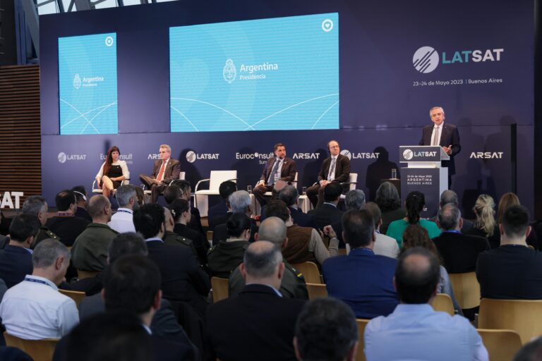 Alberto Fernández: «Empresas del Estado de alta tecnología como ARSAT y el INVAP ponen a la Argentina en un lugar de privilegio en el mundo»