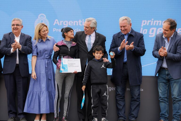 El presidente entregó viviendas e inauguró las obras de un nuevo gasoducto en la provincia de Catamarca