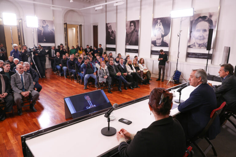 El Presidente encabezó el acto de derogación del decreto 870/2018