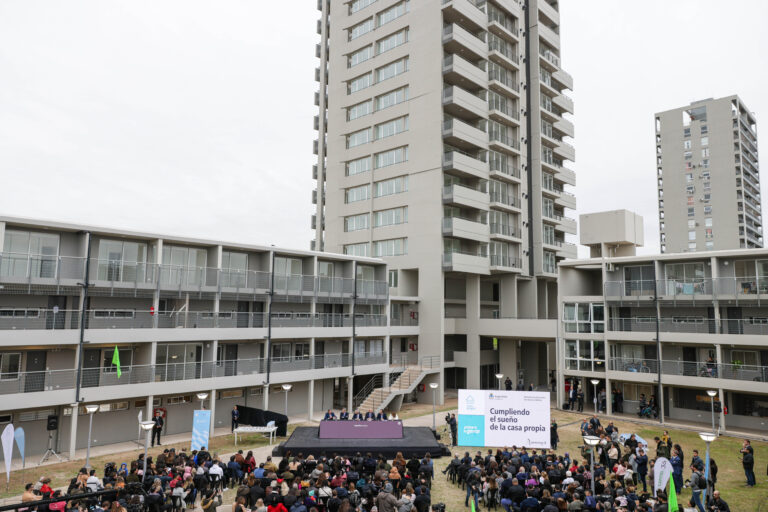 El Presidente entregó en Santa Fe la vivienda 115.000 de la gestión