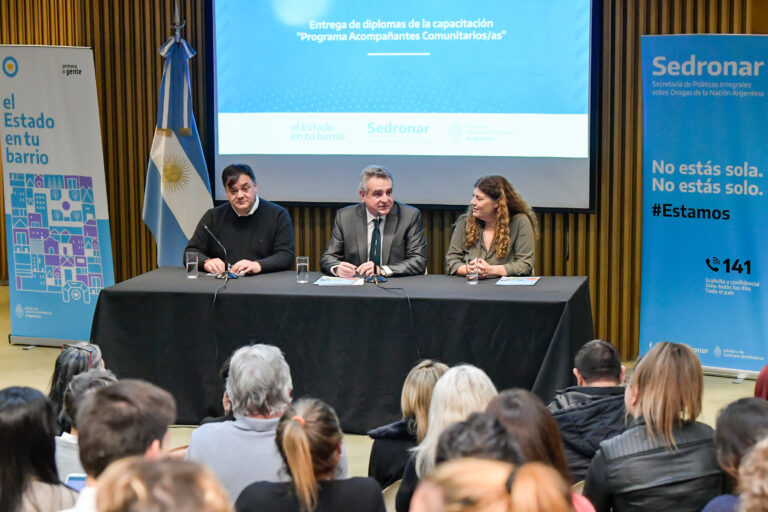 Agustín Rossi encabezó el cierre del ciclo de capacitaciones del Programa de Acompañantes Comunitarios