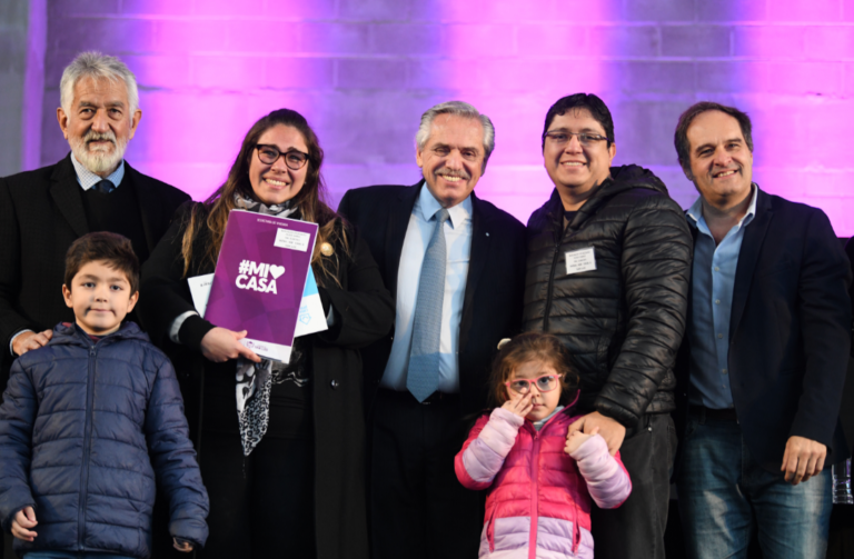 El Presidente entregó viviendas en la ciudad de San Luis