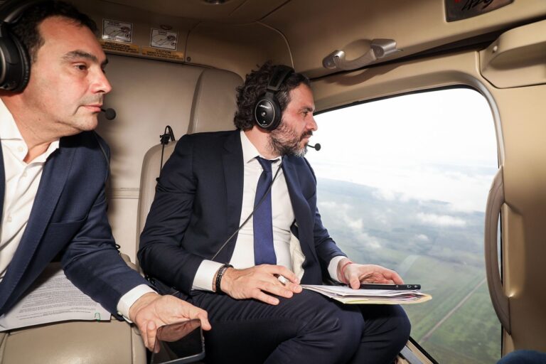 Cafiero sobrevoló en Corrientes las islas Apipé y estableció acciones conjuntas con el gobernador Gustavo Valdés