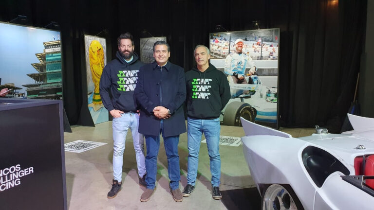 Una multitud recorre el espacio del INDY CAR en Tecnópolis