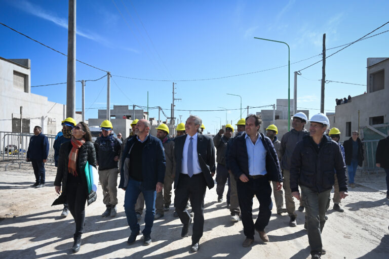Presidente recorrió viviendas en construcción en Ensenada