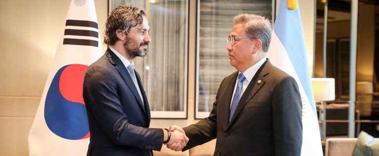 Cafiero visitó en la República de Corea compañía que desarrolla una inversión de 1.700 millones de dólares en Argentina