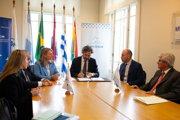 Cafiero firmó financiamiento por 44 millones de dólares para recuperar el Ferrocarril Urquiza en el Noreste argentino