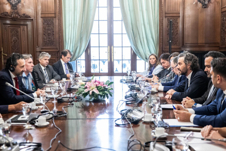 Malvinas: Cafiero agradeció a la Cruz Roja su contribución a la identificación de los soldados argentinos caídos en las islas